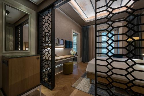 Deluxe Signature Queen Room