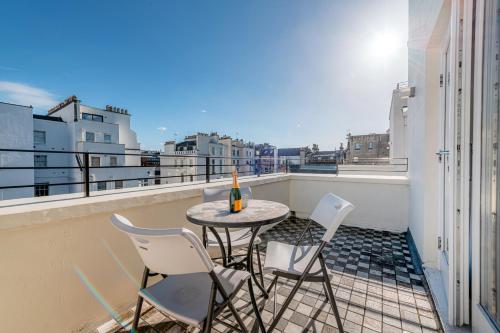Deluxe One-Bedroom Apartment with Balcony