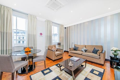 Deluxe One-Bedroom Apartment