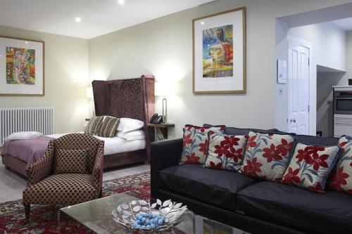 Studio Apartment with Lower ground floor access. Limited Views.