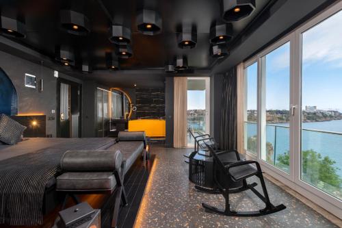 Black Deluxe Room (Jacuzzi and Sauna)