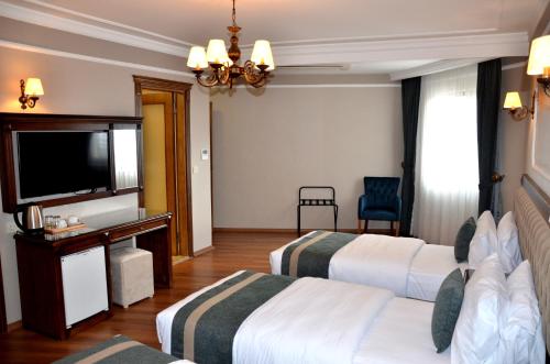 Deluxe Triple Room - Partial Sea View