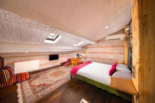 Deluxe Room (2 Adults + 1 Children)