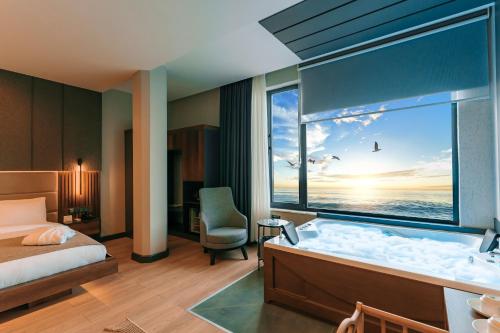Queen Suite with Spa Bath