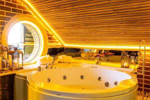 Penthouse Suite with Hot Tub and Panoramic Sea View