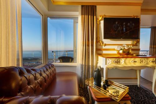Queen Suite with Spa Bath, Sea View