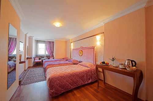 3 Single Beds Room