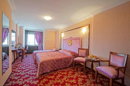 1 Double Bed & 1 Single Bed