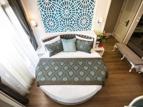 Deluxe Corner Room