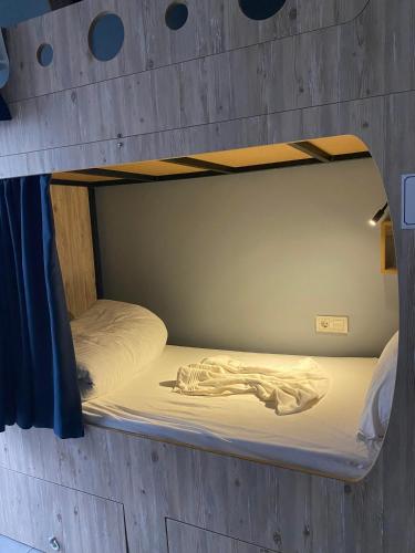 6 Kişilik Erkek Yatakhanesinde 1 Yatak