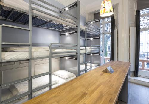 Bed in 12-Bed Mixed Dormitory Ensuite (18–40 years) 