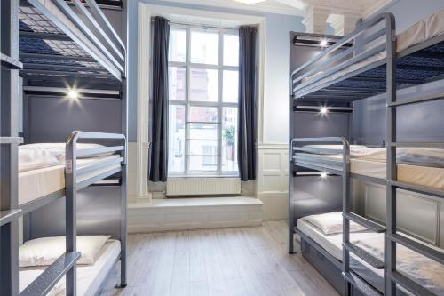 Bed in 9-Bed Mixed Dorm Shared Bathroom (18–40 years)