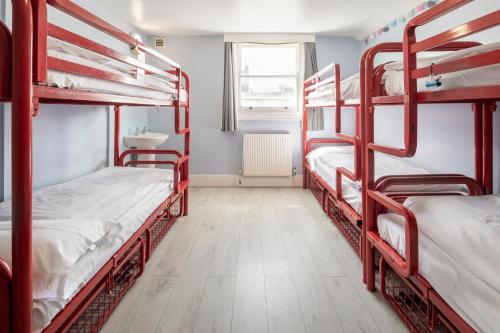 8-Yataklı Karma Yurt Odasında Yatak (18–40 yaş)