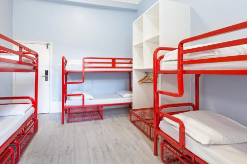 6 Yataklı Karışık Yurt Odasında Yatak (18–40 yaş)