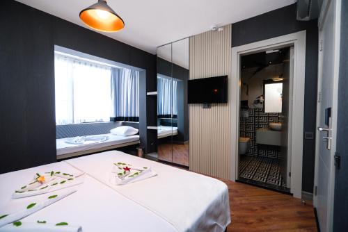 Deluxe Room (2 Adults + 1 Children)