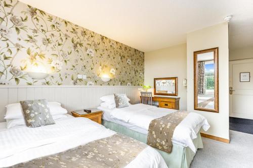 Family Room with One Double Bed and One Single Bed - Non-Smoking