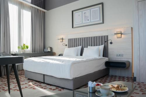 Deluxe King Room - City View