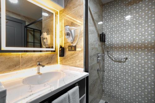 One-Bedroom King Suite with Kitchen and Garden View - Non-Smoking