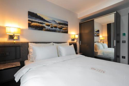 One-Bedroom King Suite with Kitchen and Sea View - Non-Smoking