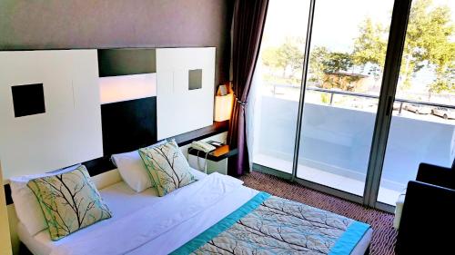 Standard Double or Twin Room - Side Sea View