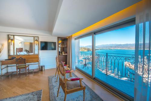 Deluxe Room with Spa Bath and Sea View