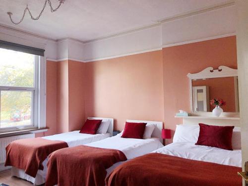 Quadruple Room with Private Bathroom