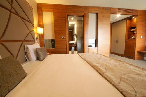 Superior Connecting Double Room - Land View
