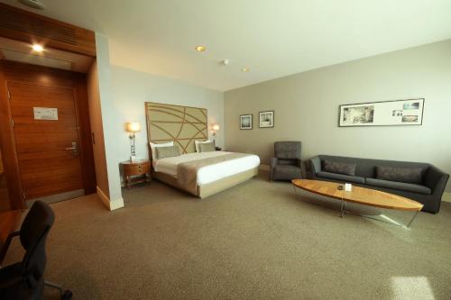 Deluxe Corner Double Room - Partial Sea View