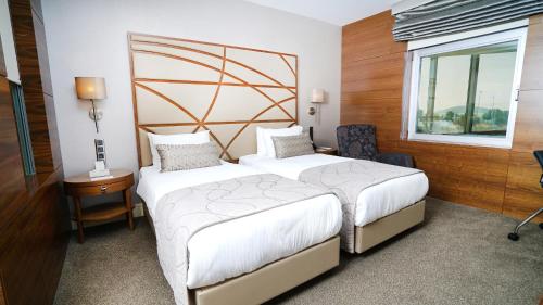 Superior Twin Room with Partial Sea View
