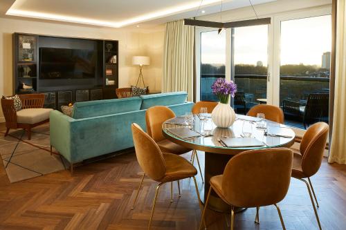 Deluxe Three-Bedroom Apartment