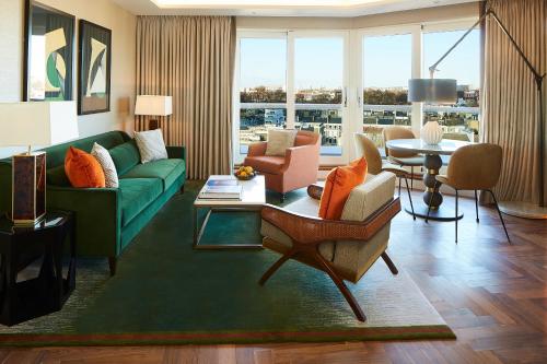 Deluxe One-Bedroom Apartment