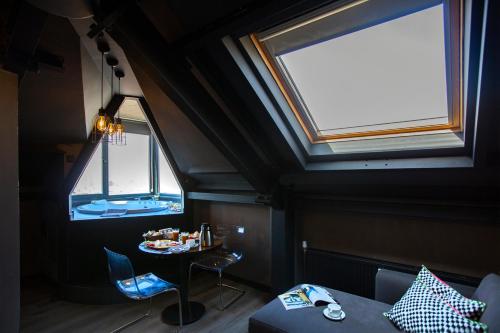 Corner Suite - with Spa Bathtub
