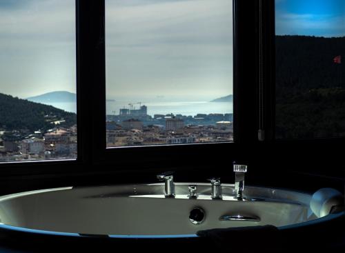 Corner Suite with Spa Bath, Sea View