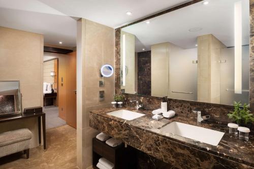One-Bedroom Deluxe Suite - Lounge Access