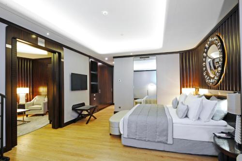 Tek Yatak Odalı Kral Süiti Şehir Manzaralı - Sigara İçilir