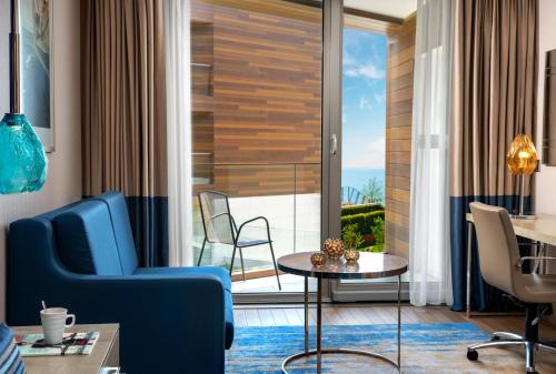 Sofa Yataklı ve Yan Deniz Manzaralı Premium İkiz Oda
