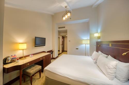 One Bedroom Suite, King Bed - Non-Smoking