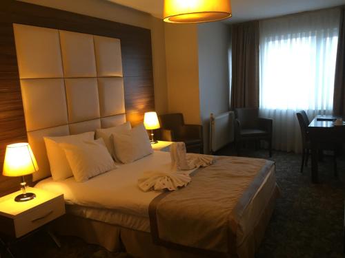 Deluxe Room (2 Adults + 1 Children)