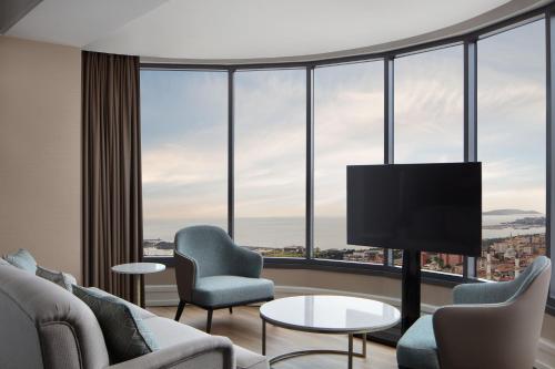 Junior King Suite with Sea View - Club Level