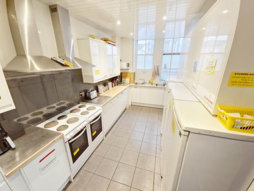 14-bed mixed dormitory with 1 bed

Translate to Turkish: "14 yataklı karışık yatakhane, 1 yatak"