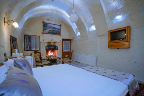 Family Cave Suite with Balcony