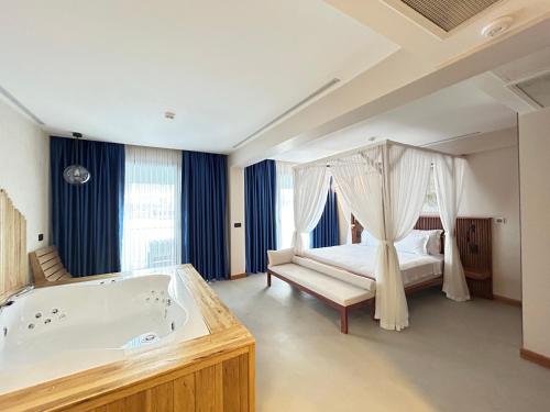 Suite with Spa Bath