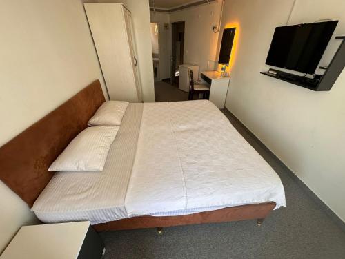 Double Room with Balcony (2 Adults + 1 Children)