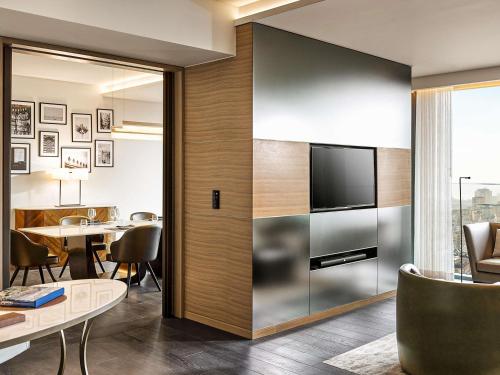 Quasar Suite with Sea View, Balcony and Lounge Access