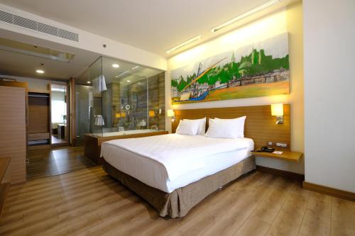 Executive Corner Room with Bath