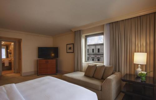 Grand King Suite with Lounge Access