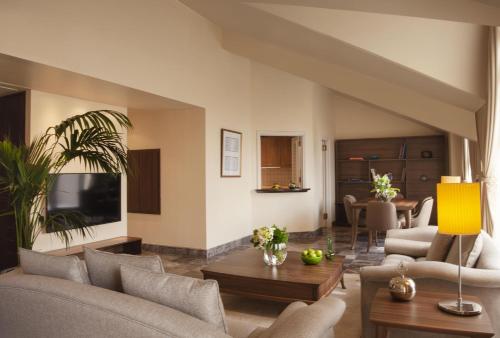 Three-Bedroom Suite with Terrace and City View