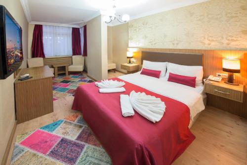 Deluxe Double Room (2 Adults + 1 Child)