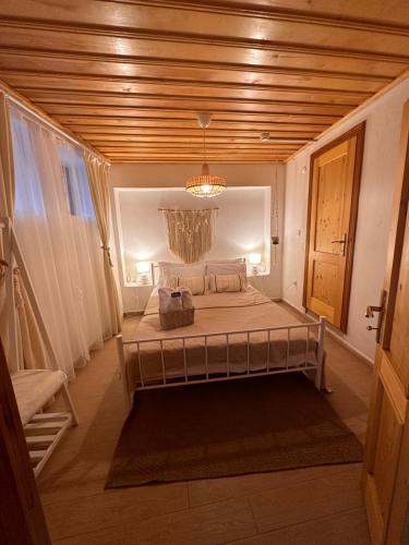 Queen Room - Garden View