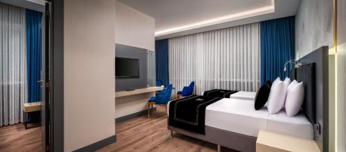 Deluxe Room with One Double and Two Single Beds - Non-Smoking